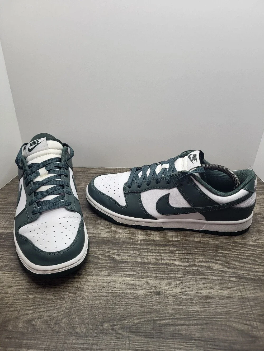 Nike Dunk Green White Low Top Lace-Up Men’s Size 9.5 Athletic Sneakers Shoes